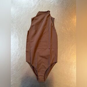 Skims Essentials Mock Neck Sleeveless Bodysuit Small/Medium New Cocoa